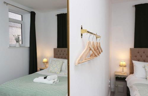 Modern 3 Bed - M4 ACCESS - Wi-Fi - Photo 16