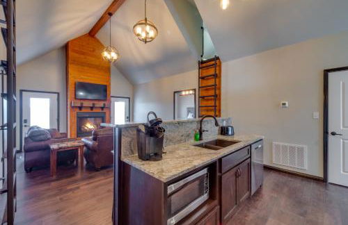 Tranquility Lake Getaway with Hot Tub on 27 Acres! - Foto 9