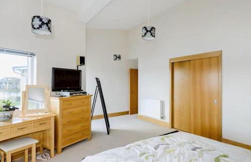 NEW Squirrels Leap Lake Views with Spa Access - Foto 11