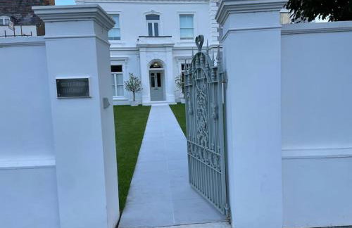 Double-Bed Bedroom, Living Room and Kitchenette, private Bathroom and Utility Room available at Willow House, Shepperton - Foto 2