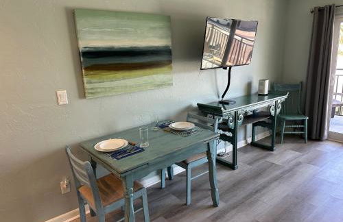 Welcome to Sandpiper Beachfront Condo Cozy 1-bed in JAX Beach, perfect for couples! Pet-friendly! - Foto 9