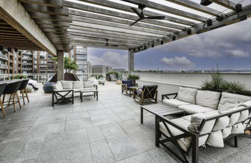 Urban 2BR Oasis with Scenic Rooftop and Gym - Foto 41