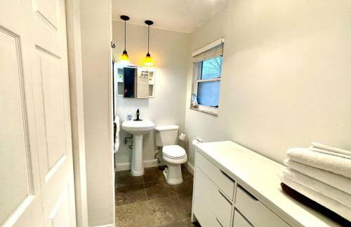 Large Private Ranch - Master Bedroom Suite with King Bed and private Bathroom - Fenced Yard - Pets & Kids Welcome - Pool Table - Foto 16