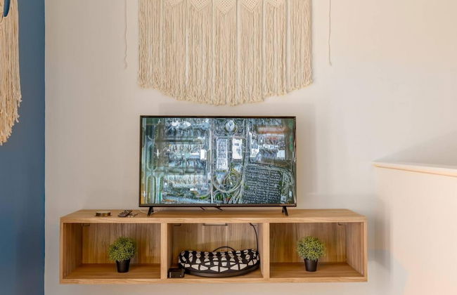 Vibrant 2-Story Apartment with Apple TV - Foto 13