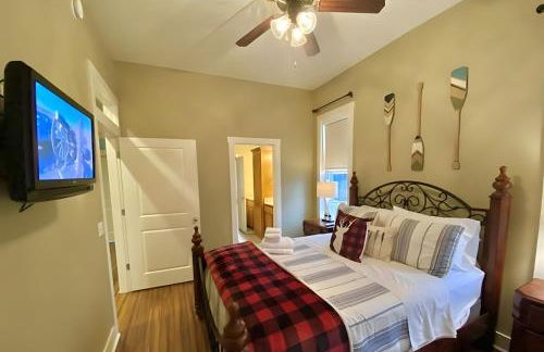 Paradise Point - 4BR Lakefront Haven Dock, Kayaks, & Cozy Firepit - Foto 19