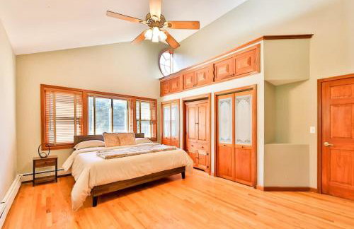 Stream-Side Atrium Home with Side Rooms & Pool Table - Foto 16
