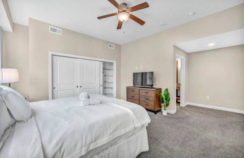 LAKE VIEW Sky-Suite in the Heart of Downtown! - Photo 25