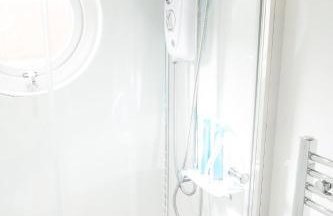 Bovisand Beach Area Chalet, 2-Bed Sea View with Gated Parking & BBQ - Photo 5