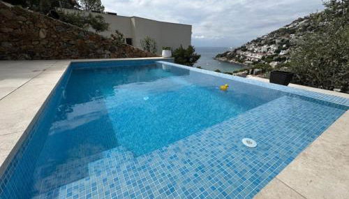 Preciosa casa con piscina desbordante y vistas al mar - Foto 2
