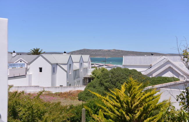 Pelican Cove is a Modern 4-bedroom Holiday Home in Langebaan With Some Sea Views - Foto 34