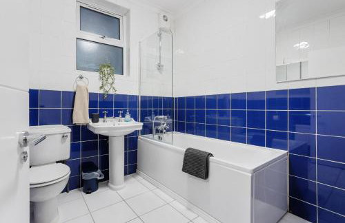 Central LDN 3-Bed Sleeps 8, Garden & Parking - Photo 10