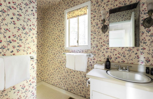 Everett by Avantstay 5mins to Palisades Tahoe! w/ HOT TUB - Photo 27