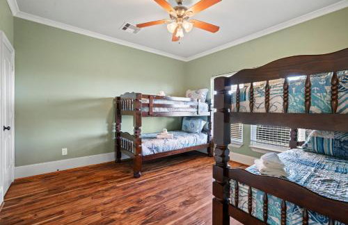 Charming Beachside Retreat: Steps from the Sand and Surf - Photo 17