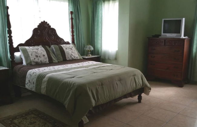 Beautiful 2-bed Apartment in Sunny Jamaica - Photo 4