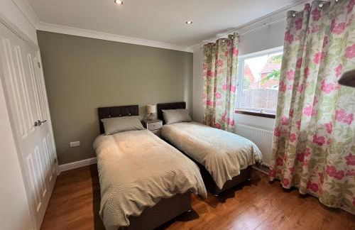 Spacious modern three Bedroom Bungalow ample parking - Foto 14