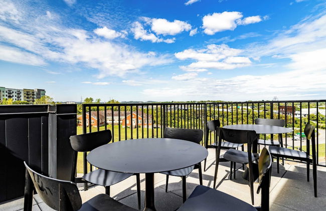 Lindsley by Avantstay Balcony + Modern Design A+ Downtown Location - Photo 28