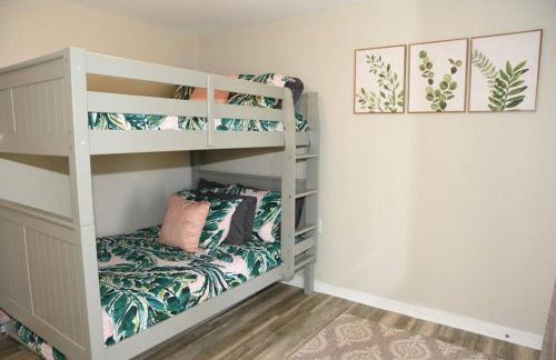 Classic Colonial Home near Main Street - Foto 33