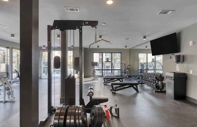 Prime Walkable Midtown Location Pool Gym Outlaw s Den by Avantstay - Foto 23