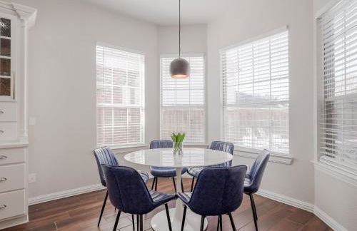 Glamorous Mansion w Private Pool and Cinema Room - Photo 14