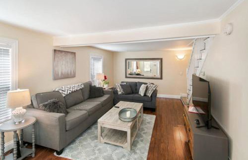 Home with Garage in DT Libertyville Near Naval Base - Foto 1