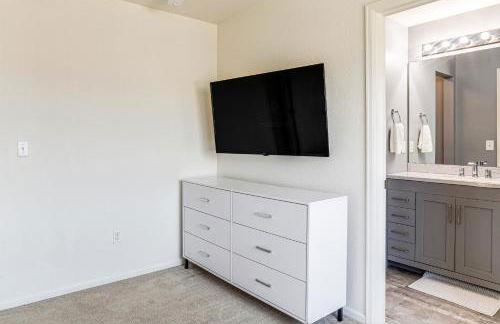 6 Mi to DIA Denver Home with Fenced Yard and Fire Pit - Foto 13