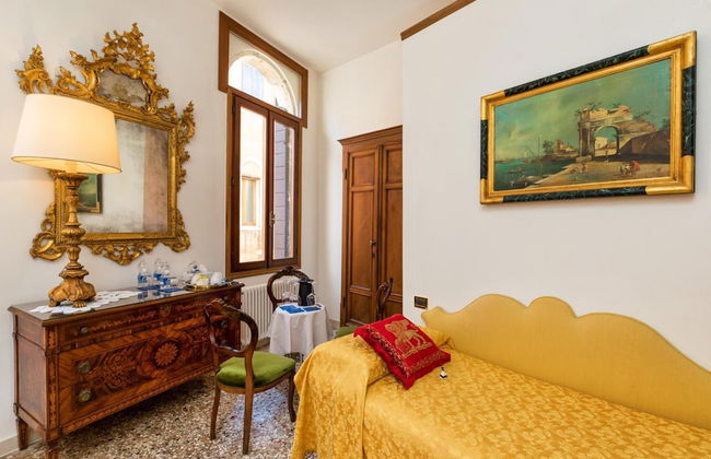 Luxury Venetian Rooms - Photo 15