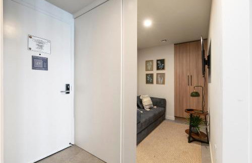 Downtown Condo with Den and Pool Access - Foto 72