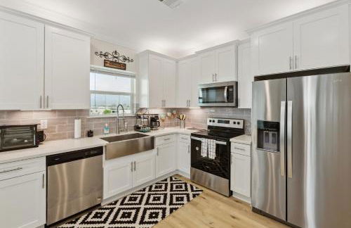 Cozy 3 Bedroom Family Beach Home in Galveston - Photo 2