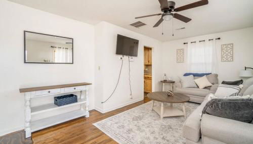 2 Bed 1 Bath Home w 2 Car Garage & Fenced Yard - Foto 5