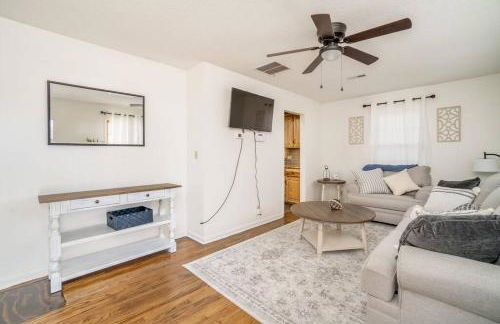 2 Bed 1 Bath Home w 2 Car Garage & Fenced Yard - Photo 5