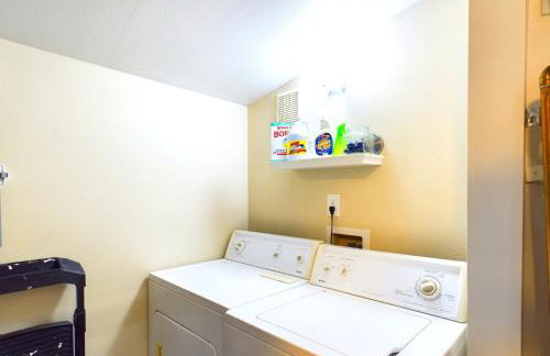 Main St New with AC Monthly stays Charming Cottage KING BED - Foto 26