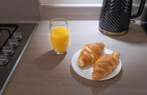 Beautiful and comfortable home away from home with free parking, fast wifi and white crisp hotel standard linen hosted by Our Home Short Stays - Photo 14