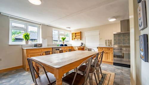 Large 5-Bedroom Farmhouse Sleeps 10 with Parking and Wifi - Foto 4, stove, pet friendly