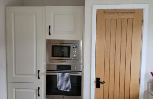 Luxury 2-Bed Lodge in Routh Sleeps 4 with Hot Tub - Foto 20