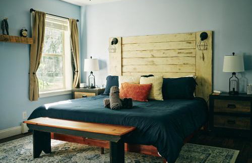 Bear House Catskills Cabin- Private Pool, Pond, Hot Tub, Dog-Friendly Sleeps 9 Adults - Foto 7