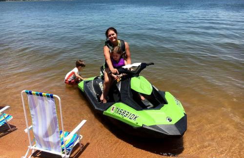 Peaceful Lakefront Cabin with Loft, Beach Access & Sunset Views in Buchanan Dam, Texas - Foto 22