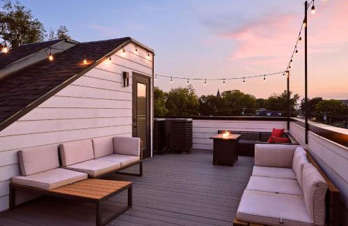 Stylish 3 Bed Retreat, Rooftop, Parking, Sleeps 10, Ensuite Baths, Bunk Room, Gourmet Kitchen, Cozy Living Space, Rooftop Views & Fire Table, Near Downtown, Distilleries & Marathon Village, 24 Hr Hospitality - Foto 29