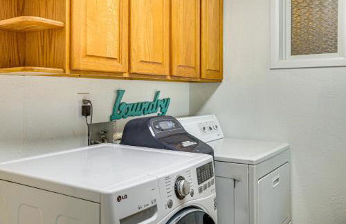 Hot Tub, Deck and Mtn Views Nine Mile Falls Duplex - Foto 18