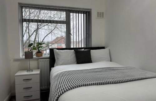 4 Beds House for Families & Contractors with Free Parking - Photo 31