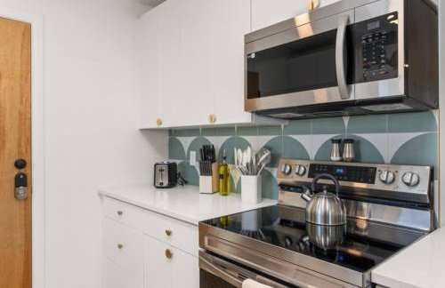 The Aspen is a mid-century modern upstairs unit. - Foto 10