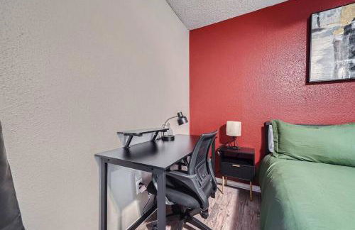 Chic 2B Getaway - 10min to DTWN - W/D, Pool, Prkg - Foto 6