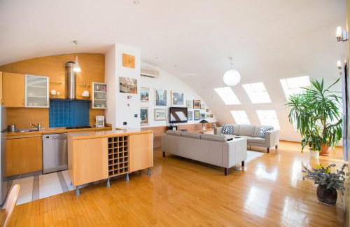 Penthouse apartment with private parking - Photo 3
