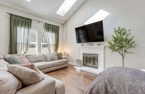 6 Mi to Dtwn Arvada Home with Hot Tub and Yard - Foto 1