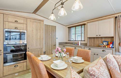 Binky Lodge Stylish Cosy 3-Bedroom Holiday Lodge Hoburne Naish Barton on Sea - Photo 15