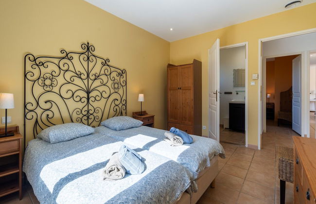 Villa in Montbrun With Pool and Mountain Views - Photo 4