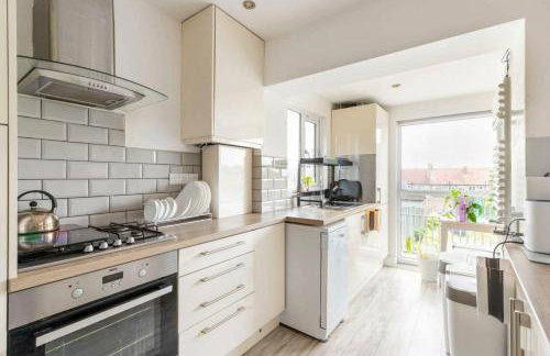 Bright & Stylish 4-Bed Home in the Heart of Morden - Photo 3