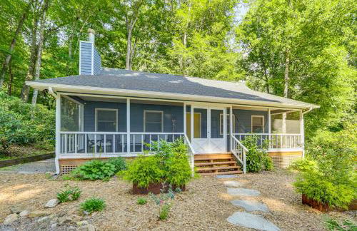 Creek View and Hot Tub Woodsy Maggie Valley Cottage - Foto 38
