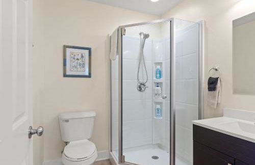 Expansive Lakefront Home with Private Dock - Foto 21