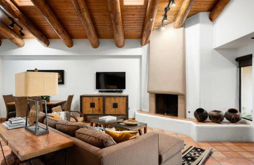 Exclusive Boulders Retreat near Downtown Cave Creek hiking scenic views. - Photo 7