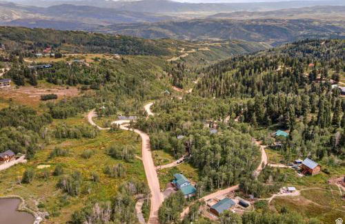 Rustic 5BR Escape with Private Hot Tub 25min to Park City - Foto 35